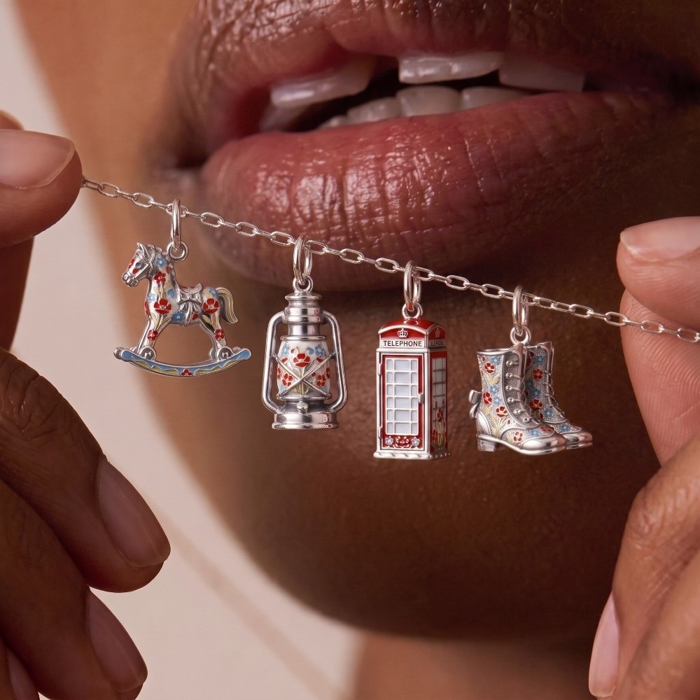 ステンレス製の漫画風ペンダント、ミニチュアの英国テーマジュエ - Jewelry Making London のレビューと価格