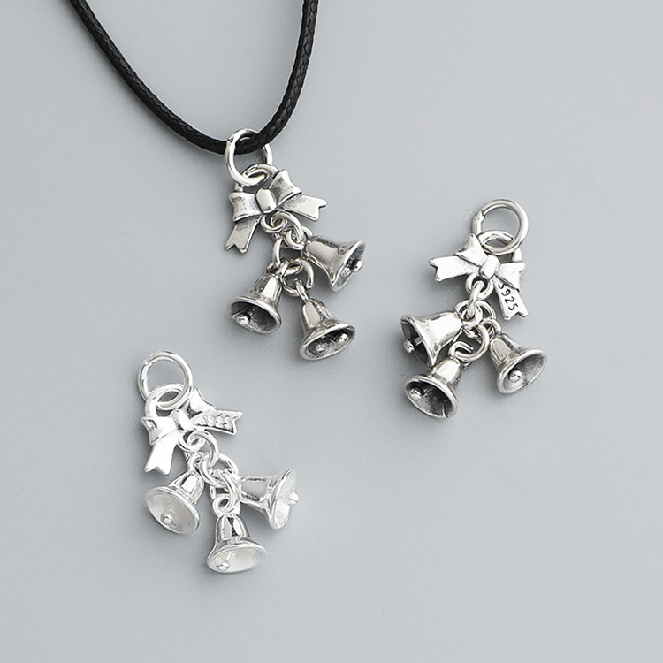 925スターリングシルバー製、リボン結びのベルチャーム。ヴィ - Jewelry Making In La のレビューと価格