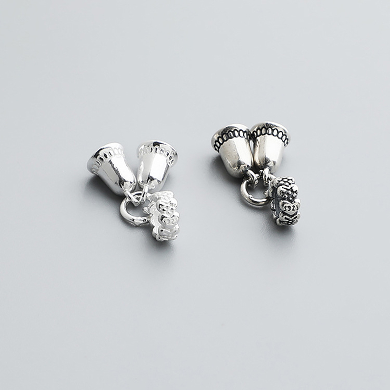 925スターリングシルバー製、リボン結びのベルチャーム。ヴィ - Jewelry Making In La のレビューと価格