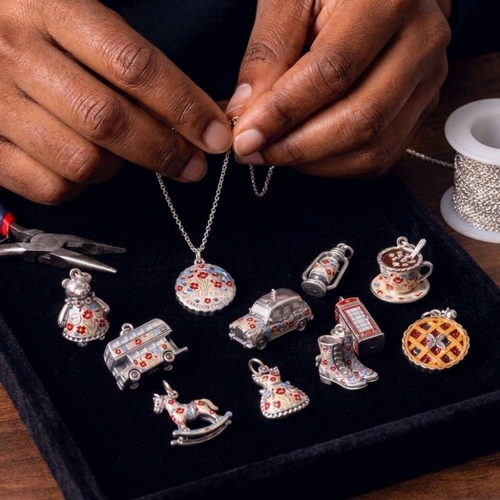 かわいいステンレス製の漫画風ペンダント。英国をテーマにしたミ - Jewelry Making London のレビューと価格